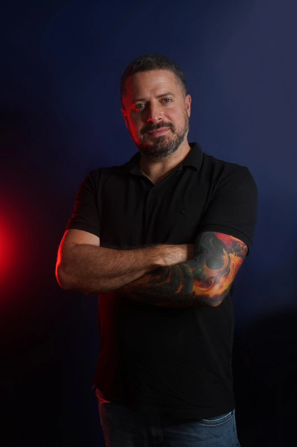 A Fleur de Peau - Professionelles Tattoo Studio - Eine Person mit Tätowierung am Arm