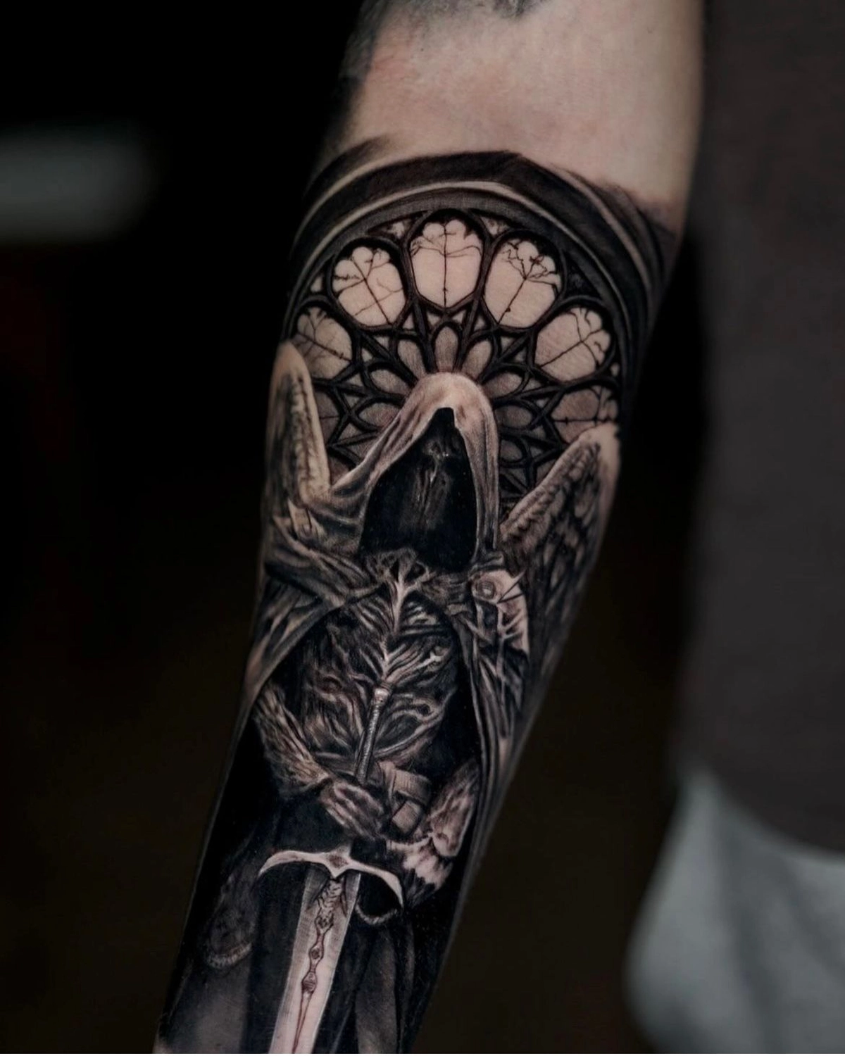 A Fleur de Peau - Professionelles Tattoo Studio - Tätowierung am Arm einer Person