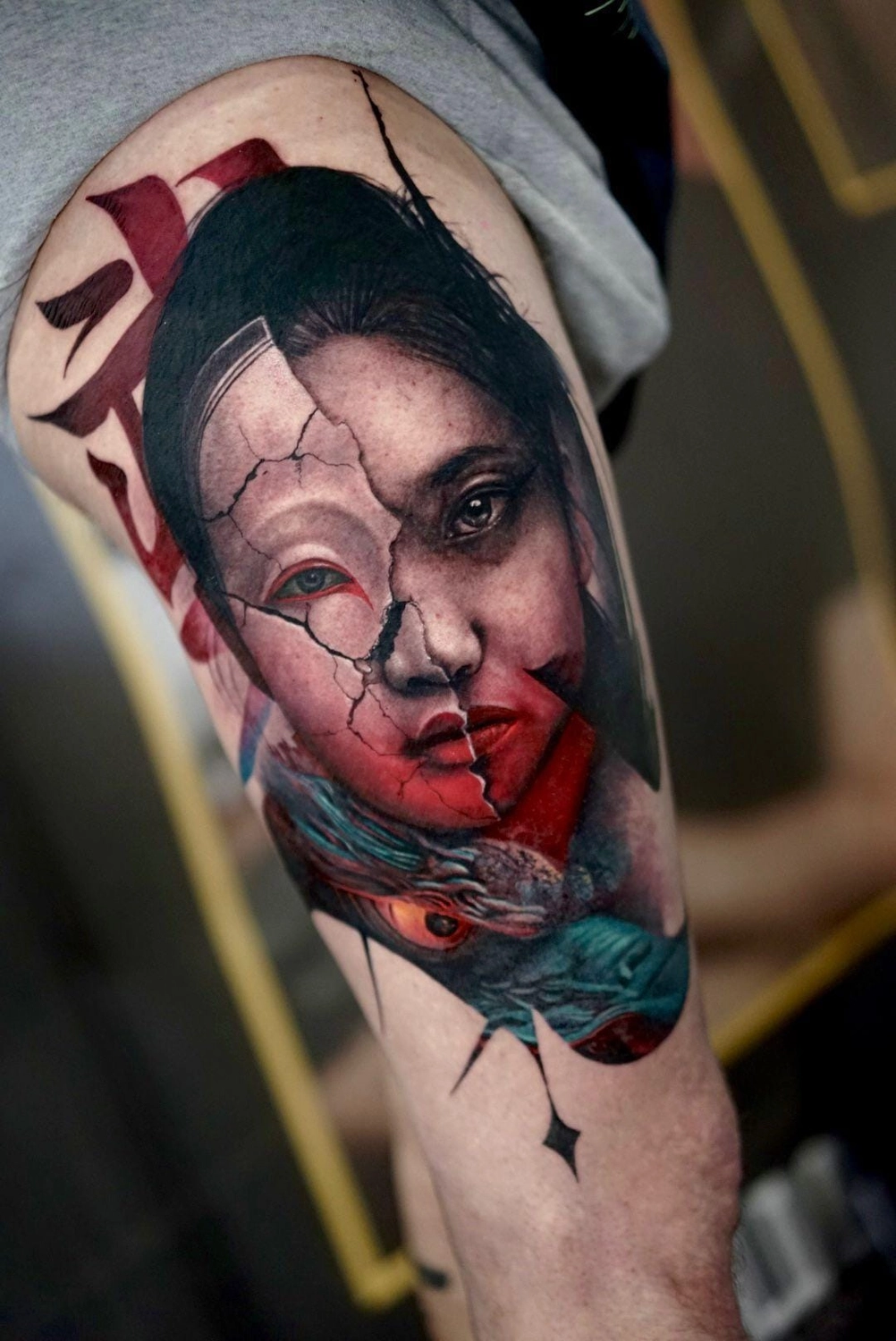 A Fleur de Peau - Professionelles Tattoo Studio - Tätowierung auf der Schulter einer Person