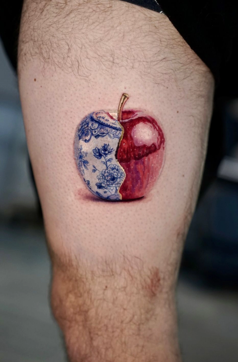 A Fleur de Peau - Professionelles Tattoo Studio - Tätowierung am Bein einer Person