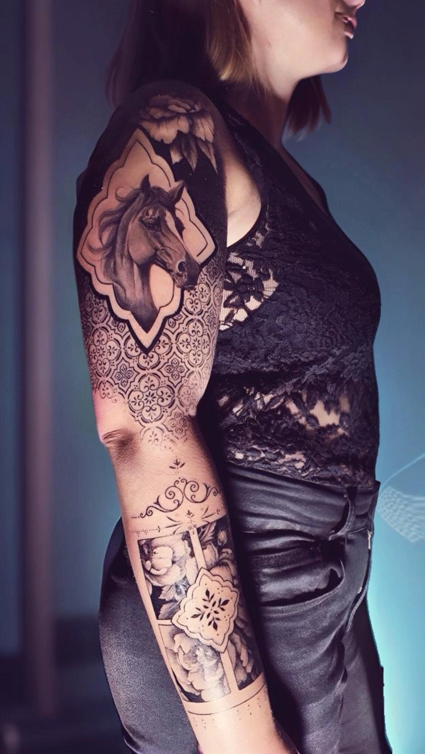 A Fleur de Peau - Professionelles Tattoo Studio - Tätowierung am Arm einer Person