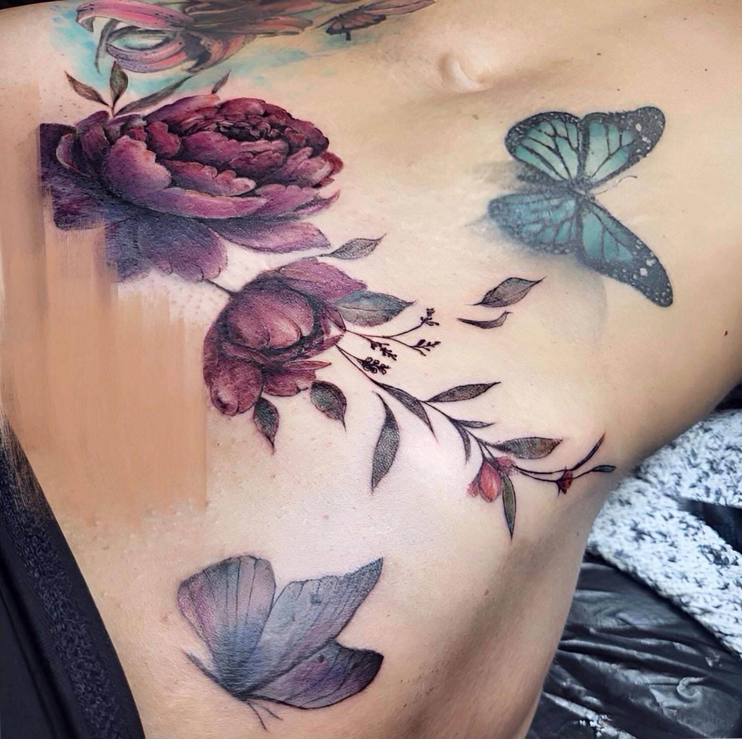 A Fleur de Peau - Professionelles Tattoo Studio - Tätowierung auf dem Rücken einer Person