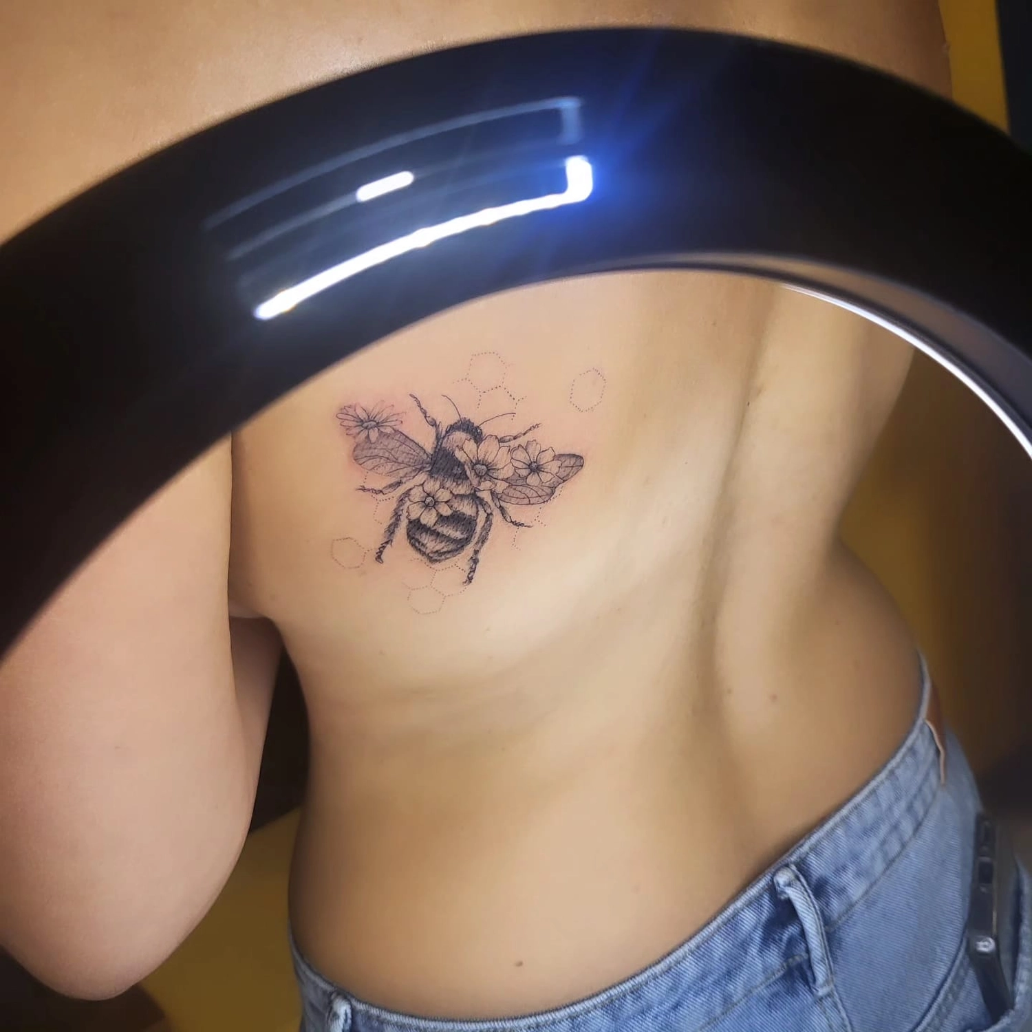 A Fleur de Peau - Professionelles Tattoo Studio - Tätowierung am Bein einer Person