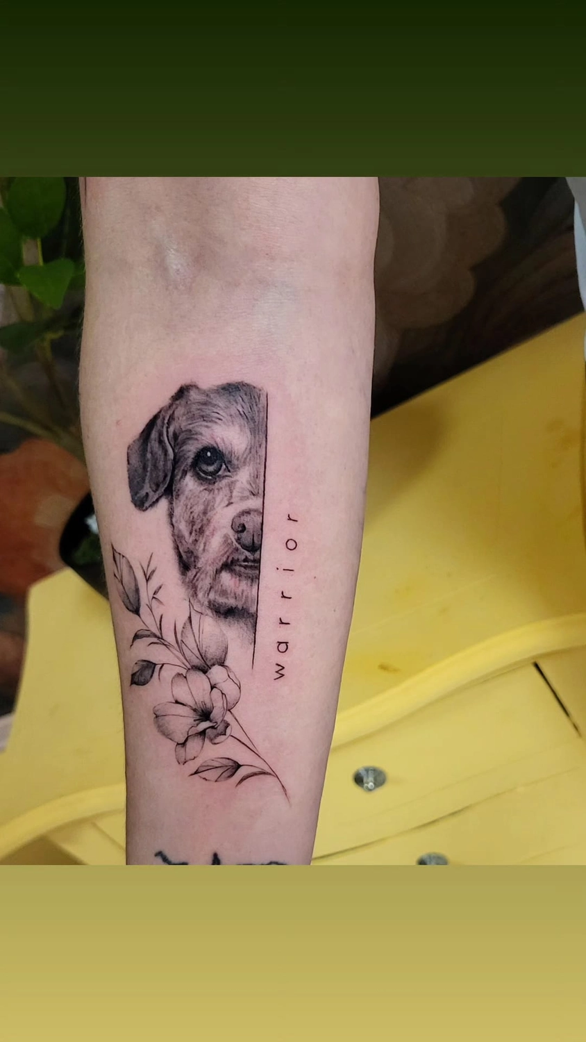 A Fleur de Peau - Professionelles Tattoo Studio - Tätowierung am Arm einer Person