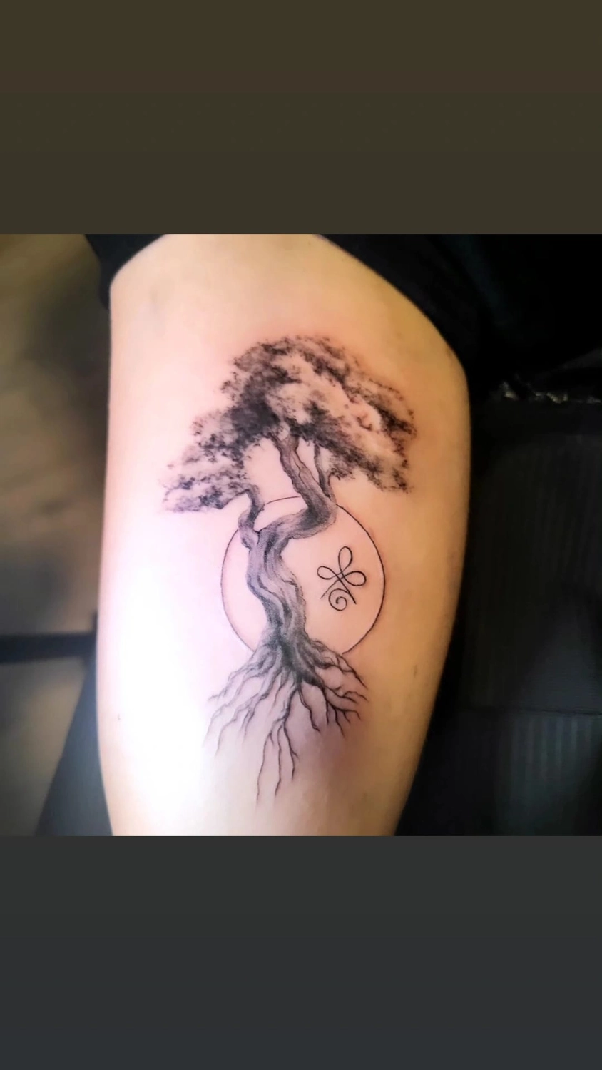 A Fleur de Peau - Professionelles Tattoo Studio - Tätowierung am Arm einer Person