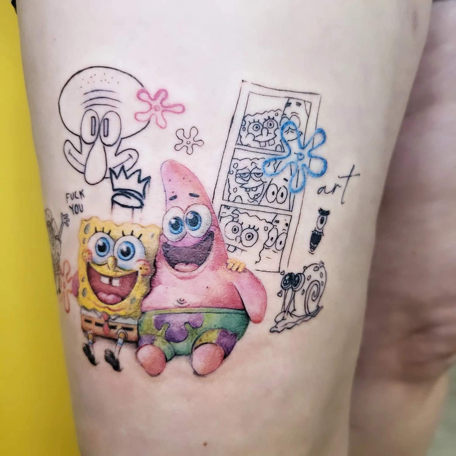 A Fleur de Peau - Professionelles Tattoo Studio - Tätowierung am Arm einer Person