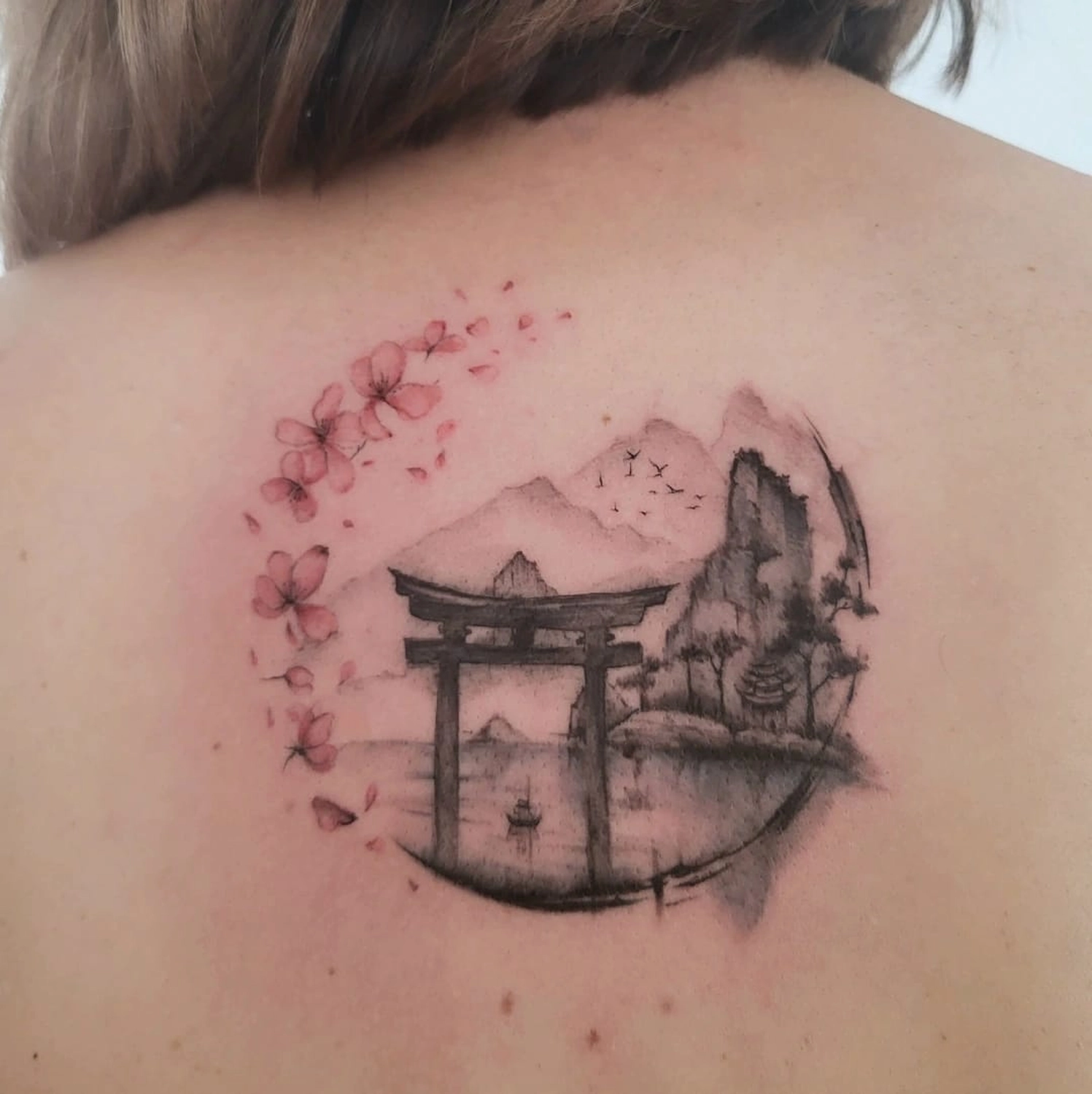 A Fleur de Peau - Professionelles Tattoo Studio - Tätowierung auf dem Rücken einer Person