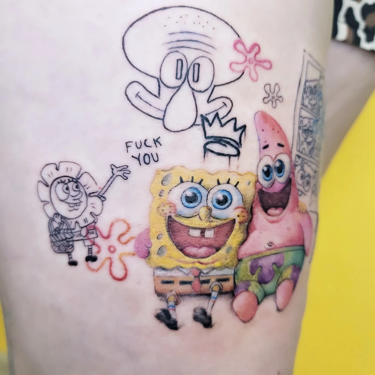 A Fleur de Peau - Professionelles Tattoo Studio - Tätowierung am Arm einer Person