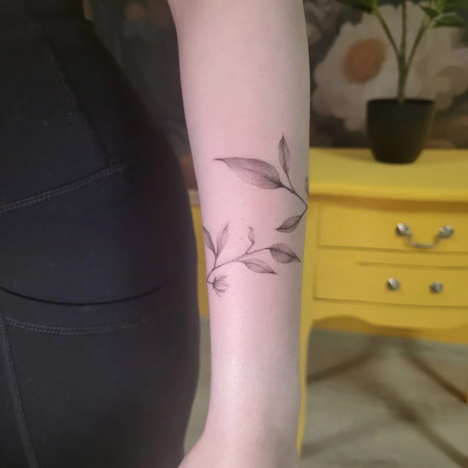 A Fleur de Peau - Professionelles Tattoo Studio - Tätowierung am Arm einer Person