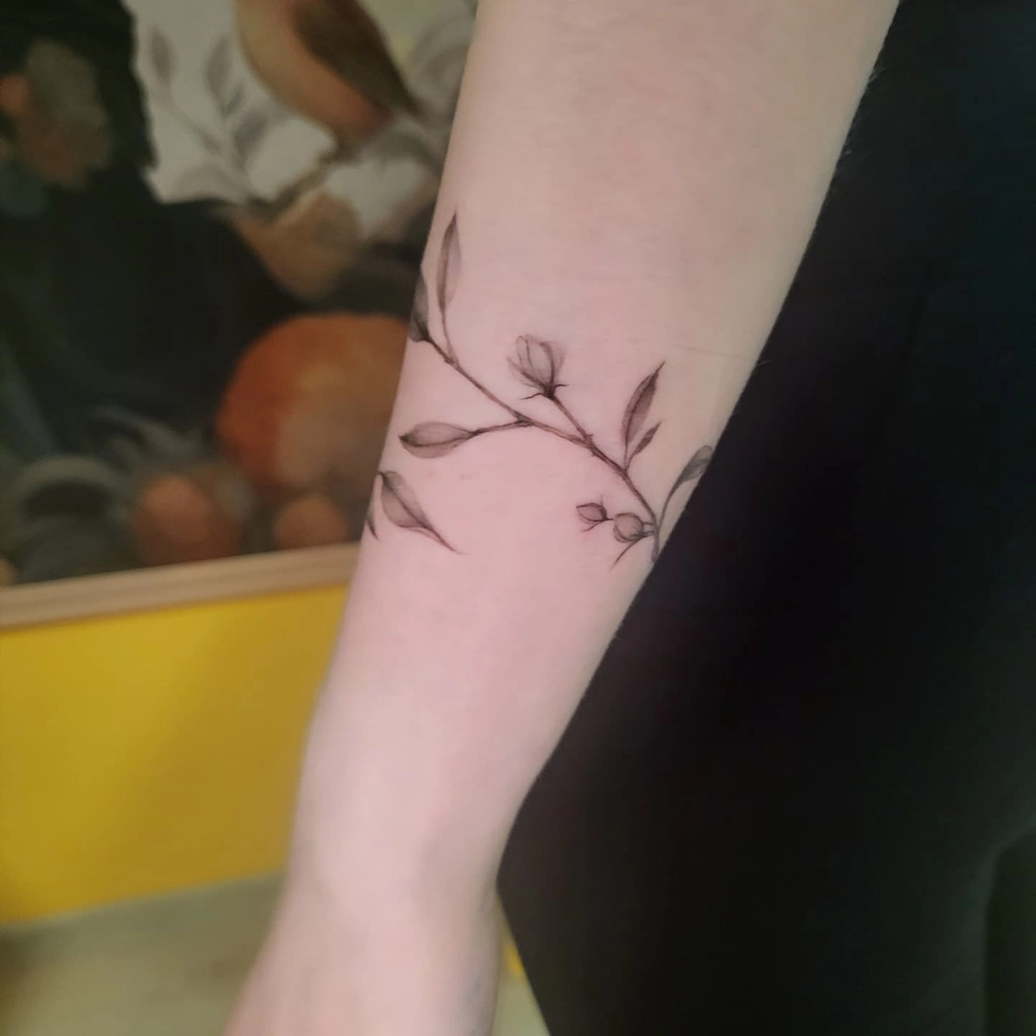 A Fleur de Peau - Professionelles Tattoo Studio - Tätowierung am Arm einer Person