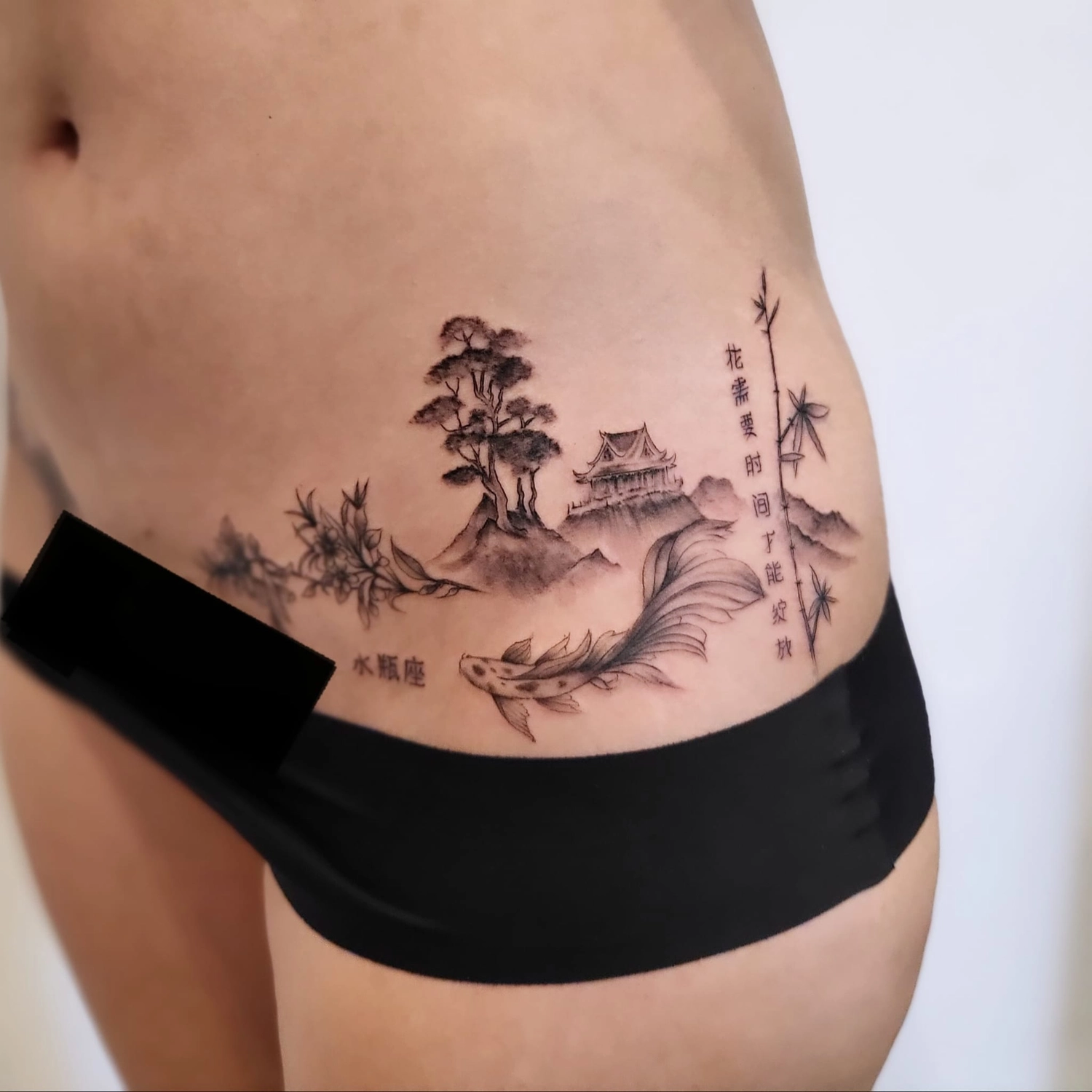 A Fleur de Peau - Professionelles Tattoo Studio - Tätowierung auf der Schulter einer Person