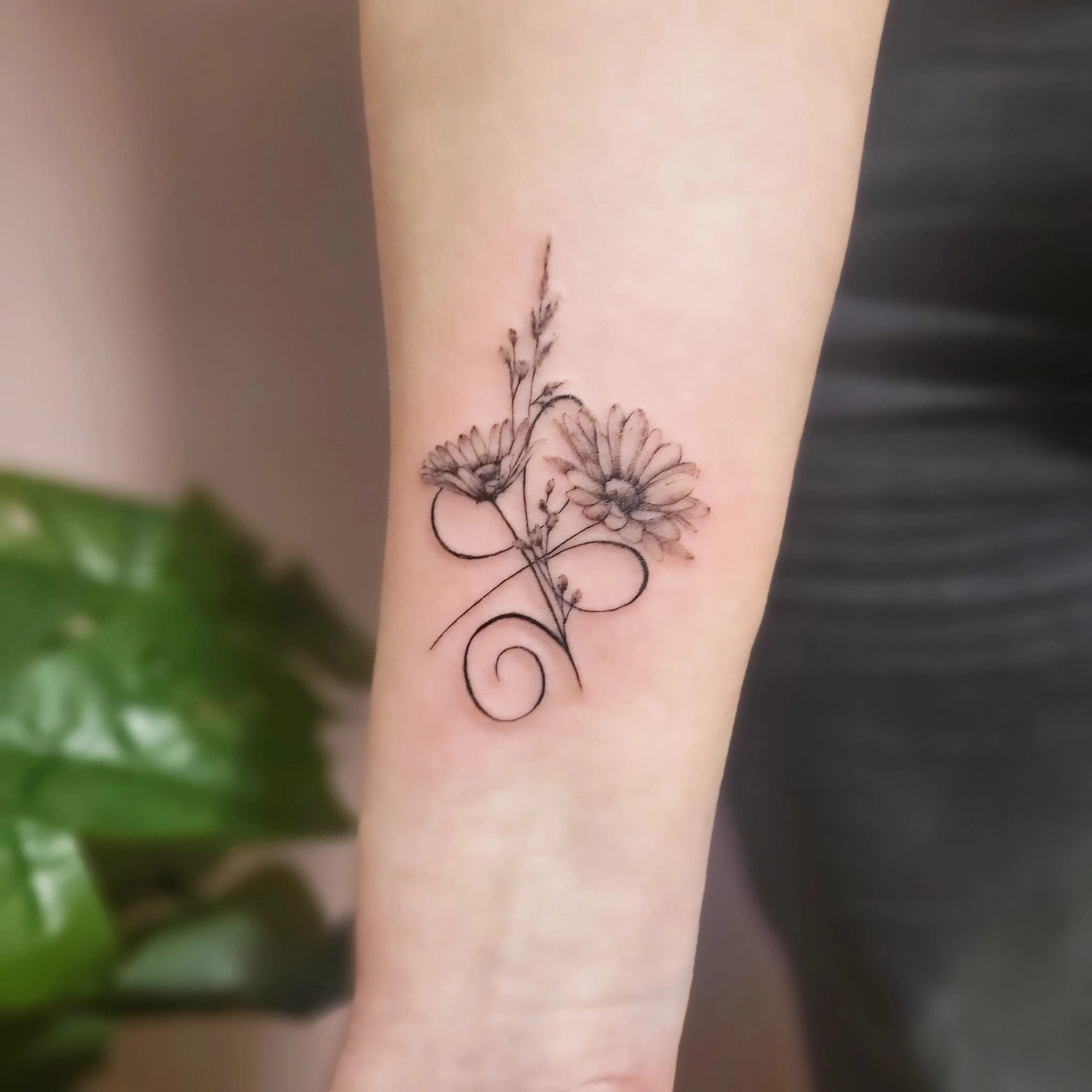 A Fleur de Peau - Professionelles Tattoo Studio - Tätowierung am Arm einer Person