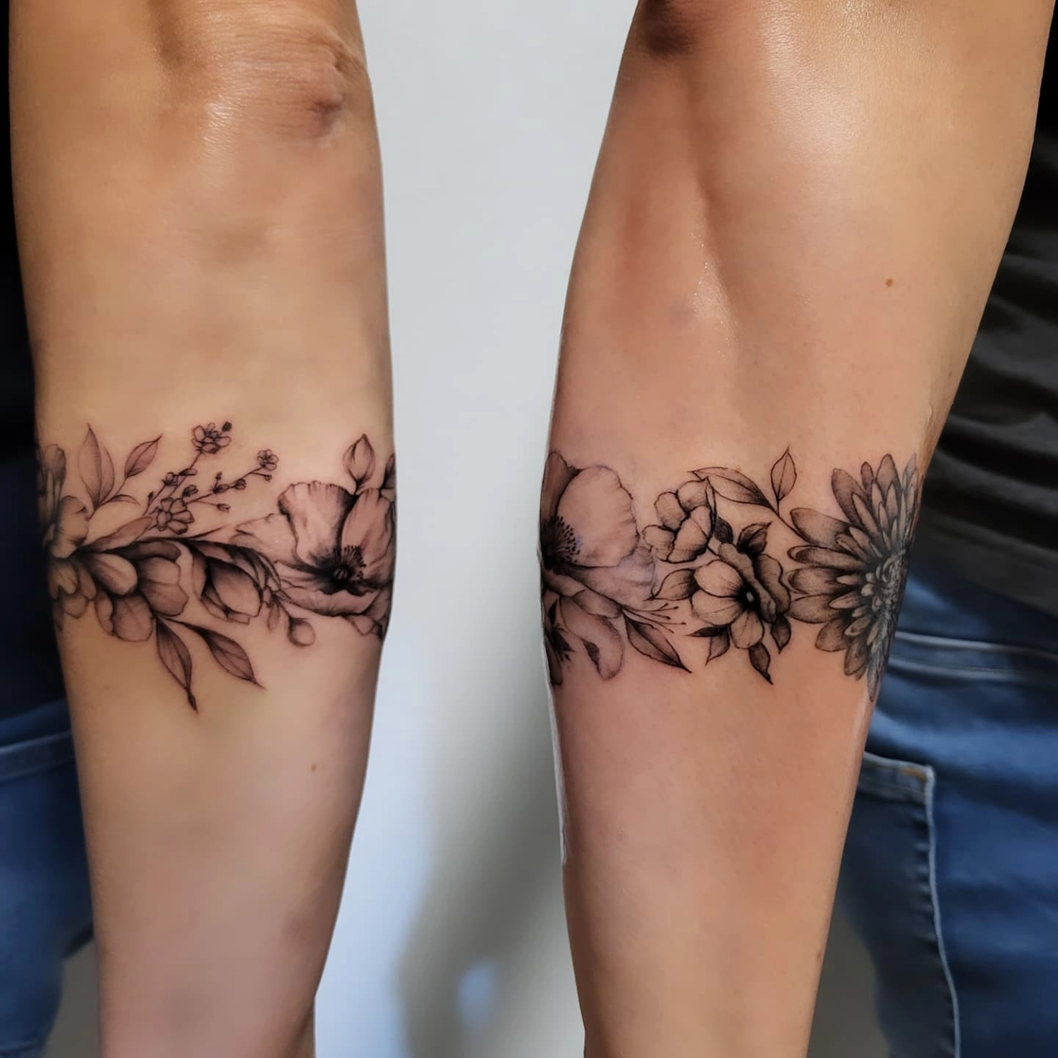 A Fleur de Peau - Professionelles Tattoo Studio - Tätowierung am Bein einer Person