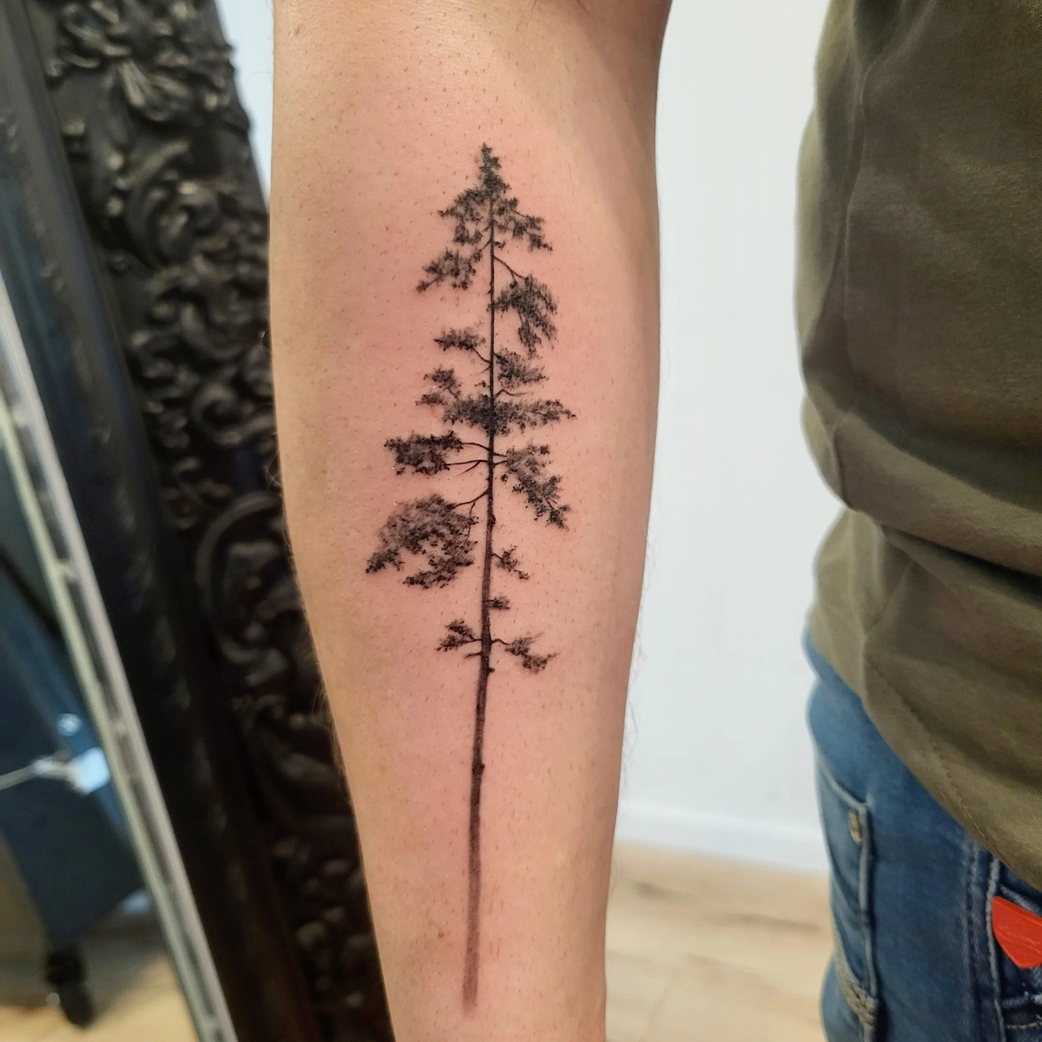 A Fleur de Peau - Professionelles Tattoo Studio - Tätowierung am Arm einer Person