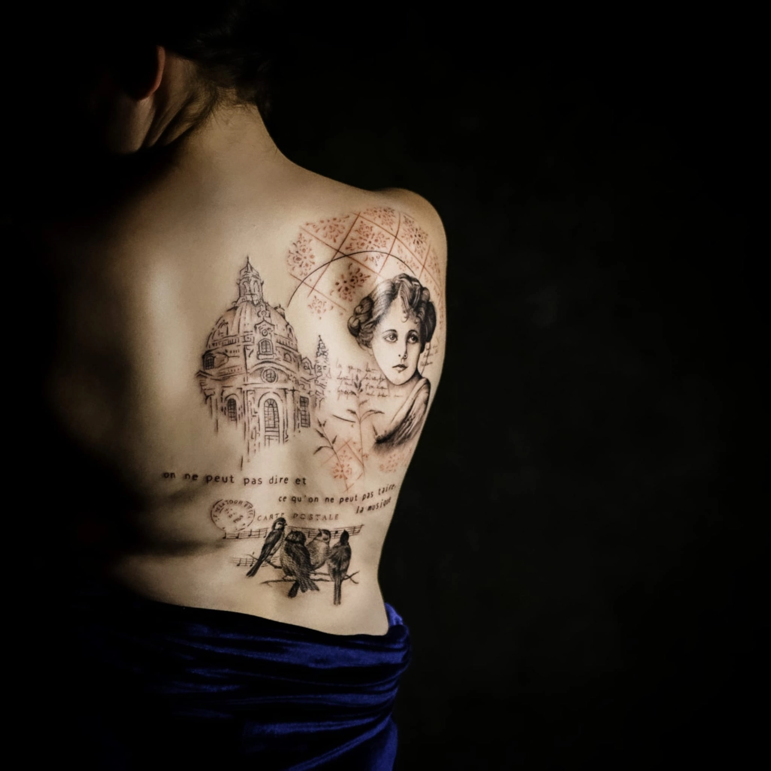 A Fleur de Peau - Professionelles Tattoo Studio - Tätowierung auf dem Rücken einer Person