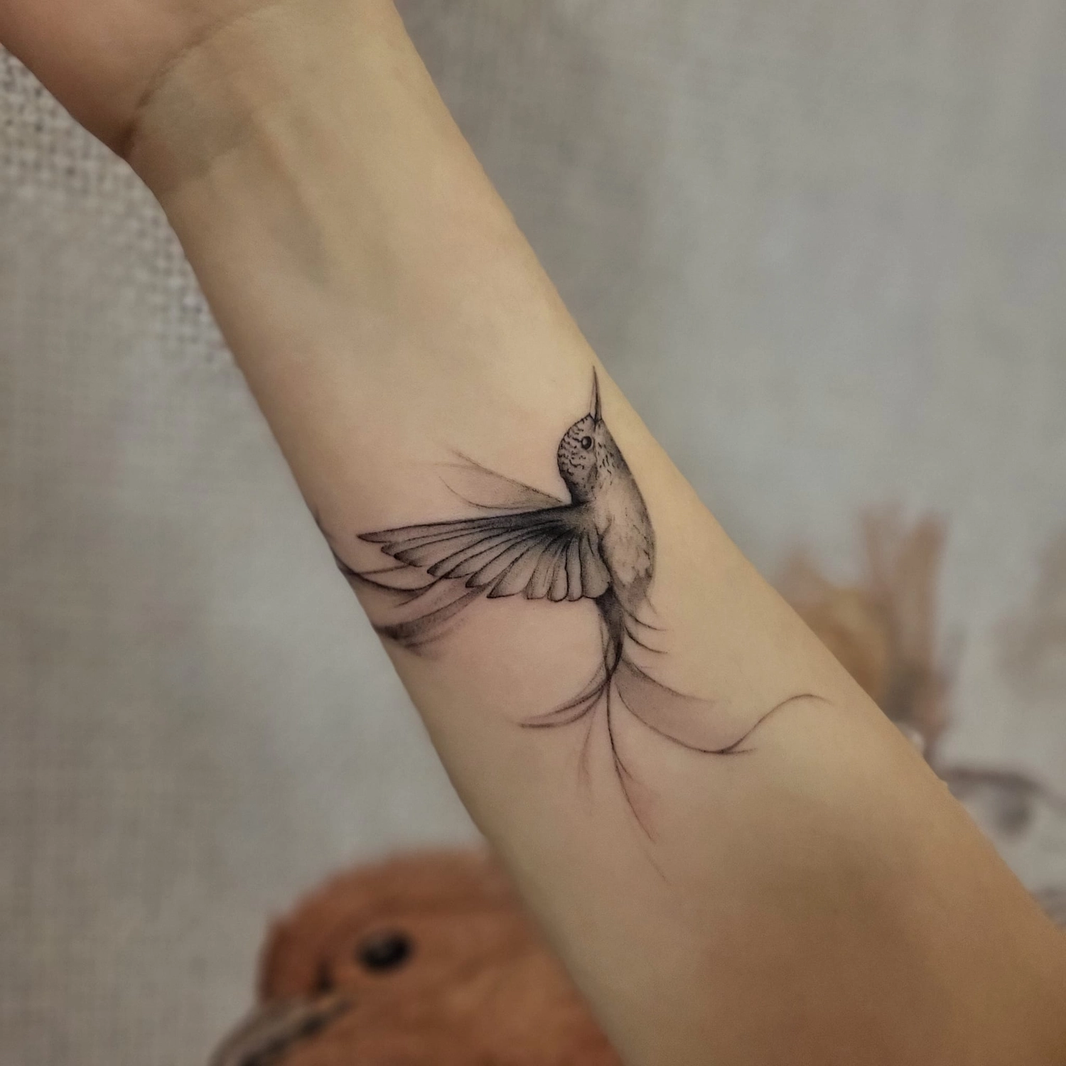 A Fleur de Peau - Professionelles Tattoo Studio - Tätowierung am Arm einer Person