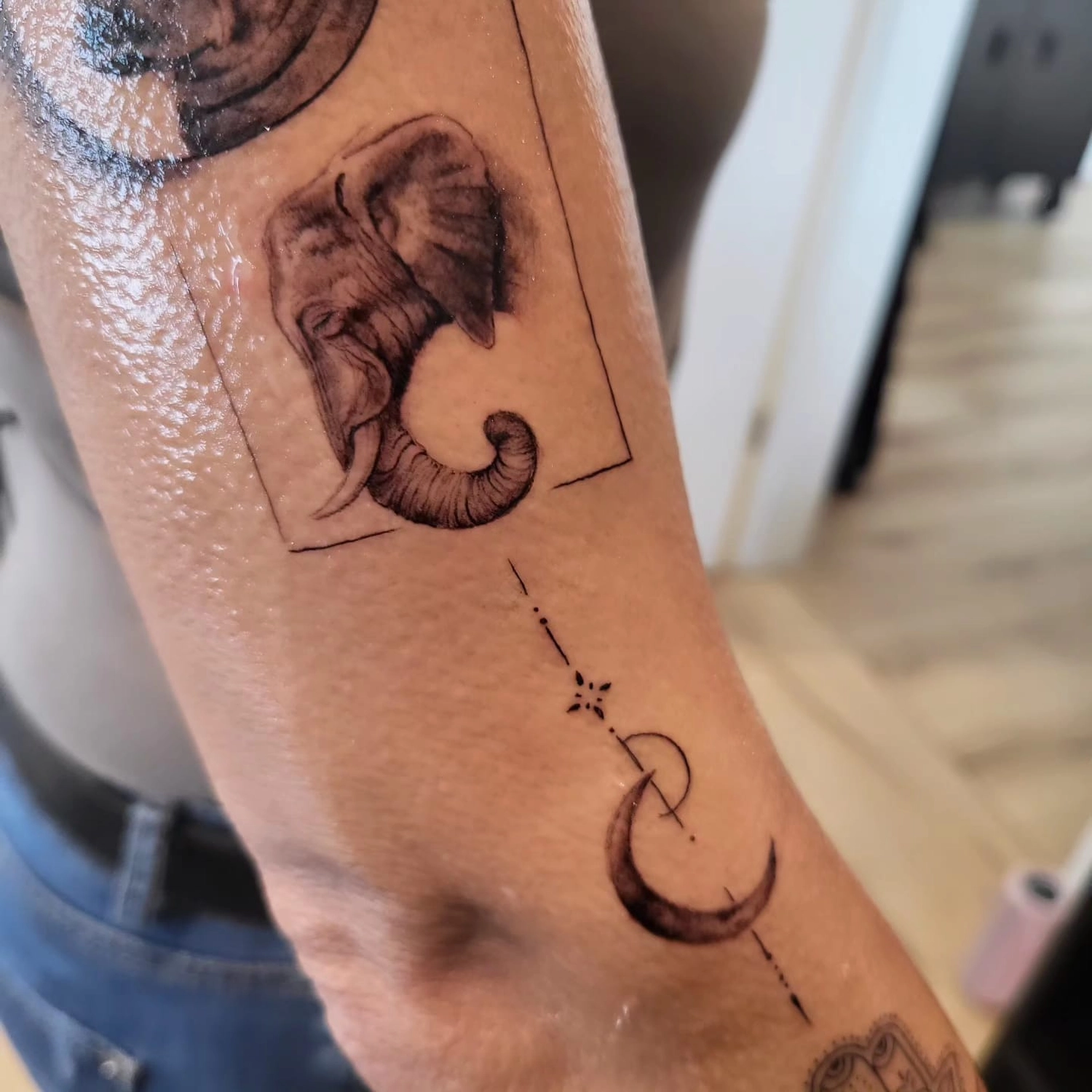A Fleur de Peau - Professionelles Tattoo Studio - Tätowierung am Arm einer Person