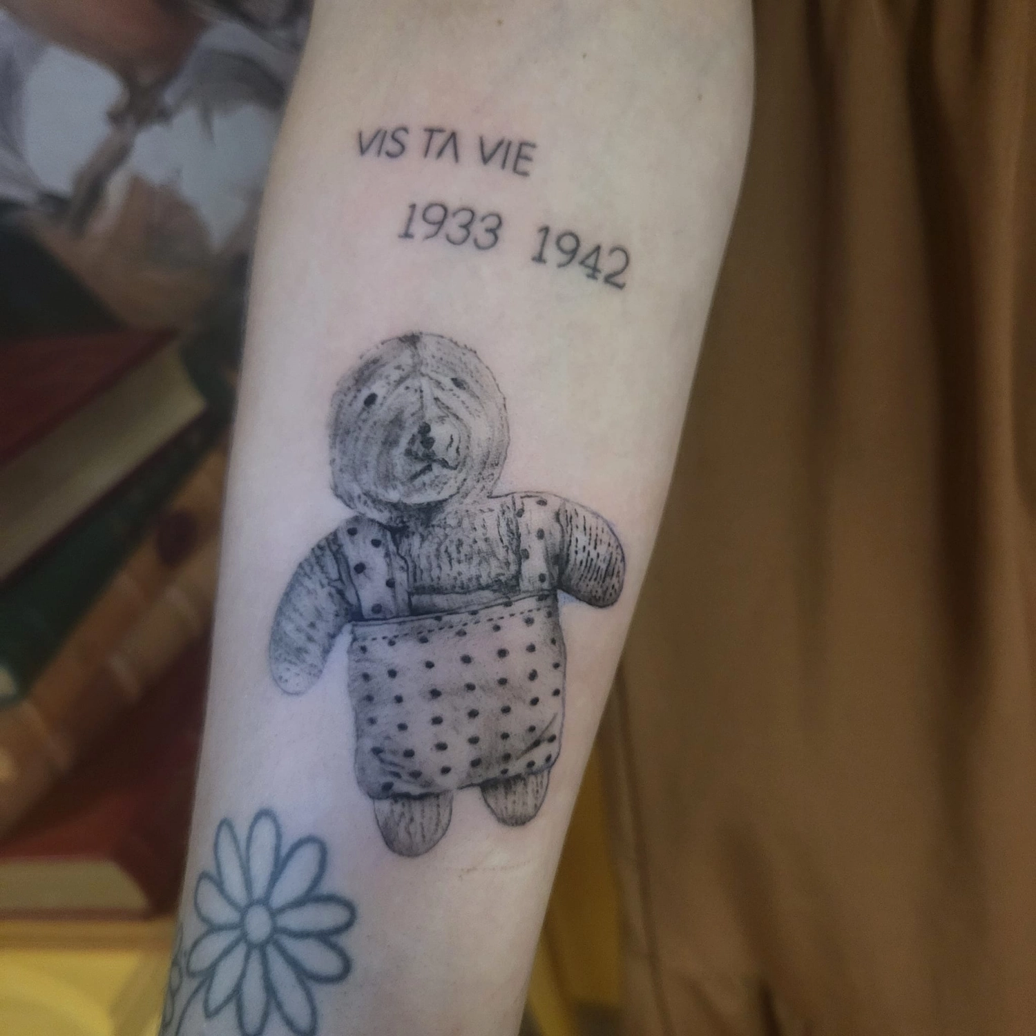 A Fleur de Peau - Professionelles Tattoo Studio - Tätowierung am Arm einer Person