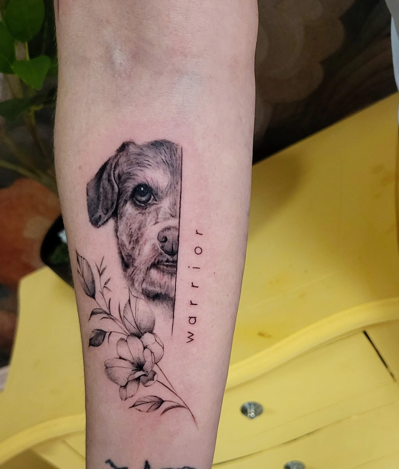 A Fleur de Peau - Professionelles Tattoo Studio - Tätowierung am Bein einer Person