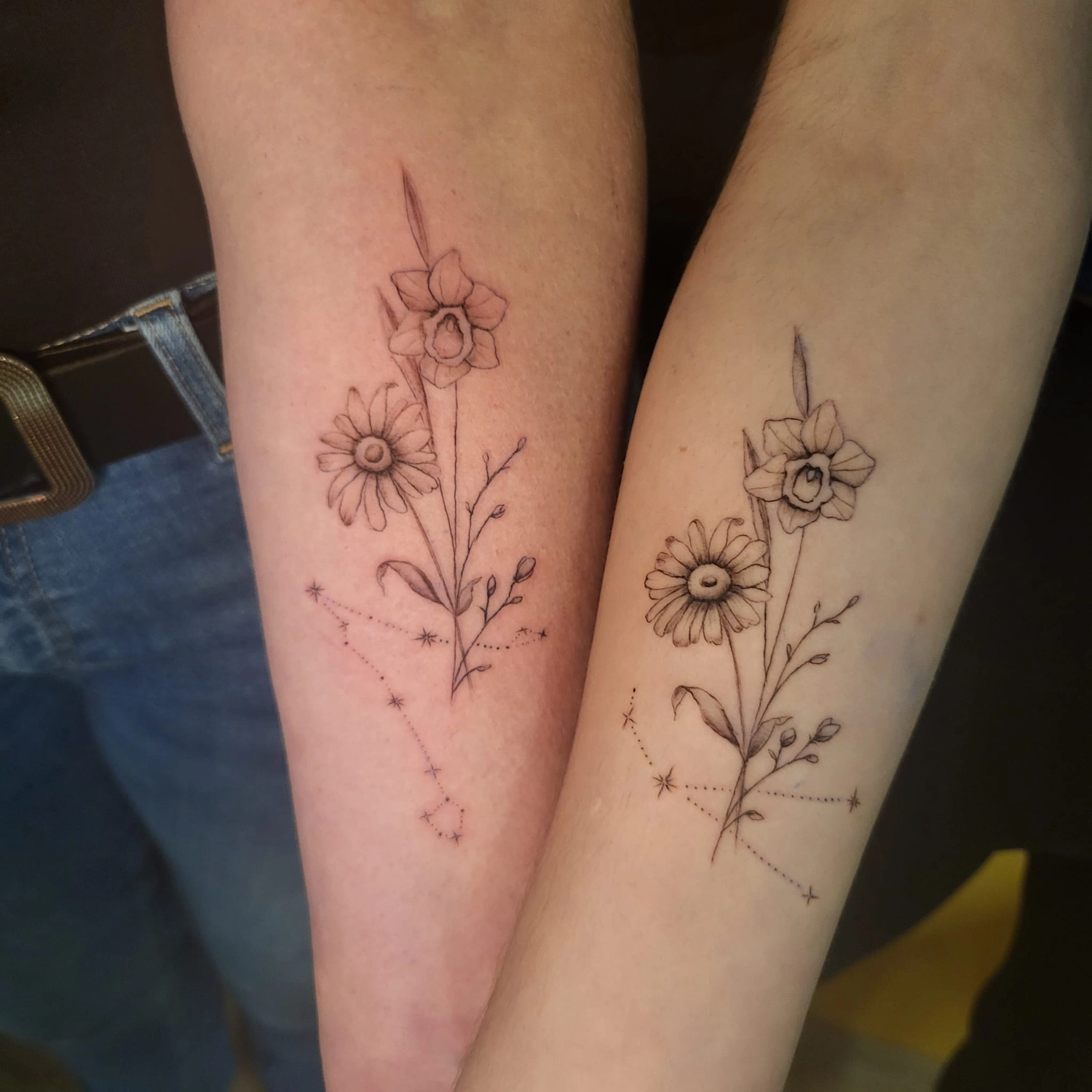 A Fleur de Peau - Professionelles Tattoo Studio - Tätowierung am Arm einer Person