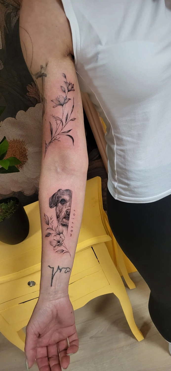 A Fleur de Peau - Professionelles Tattoo Studio - Tätowierung am Arm einer Person