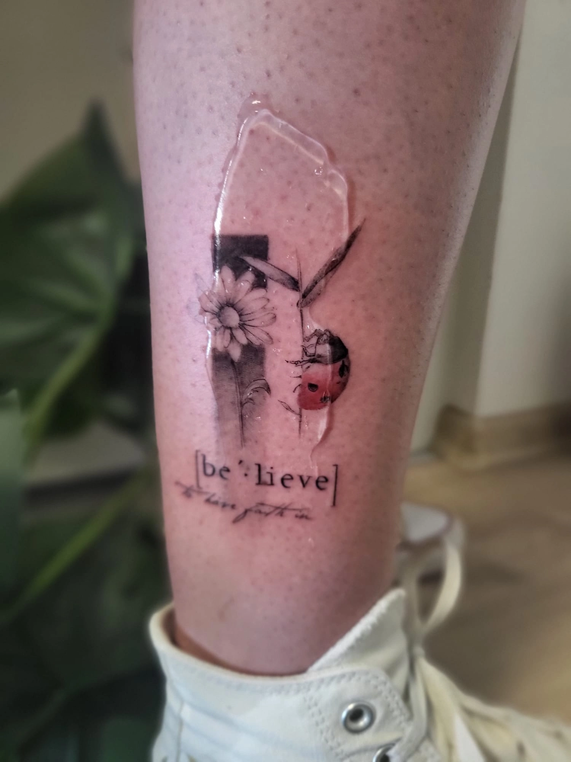 A Fleur de Peau - Professionelles Tattoo Studio - Tätowierung am Arm einer Person