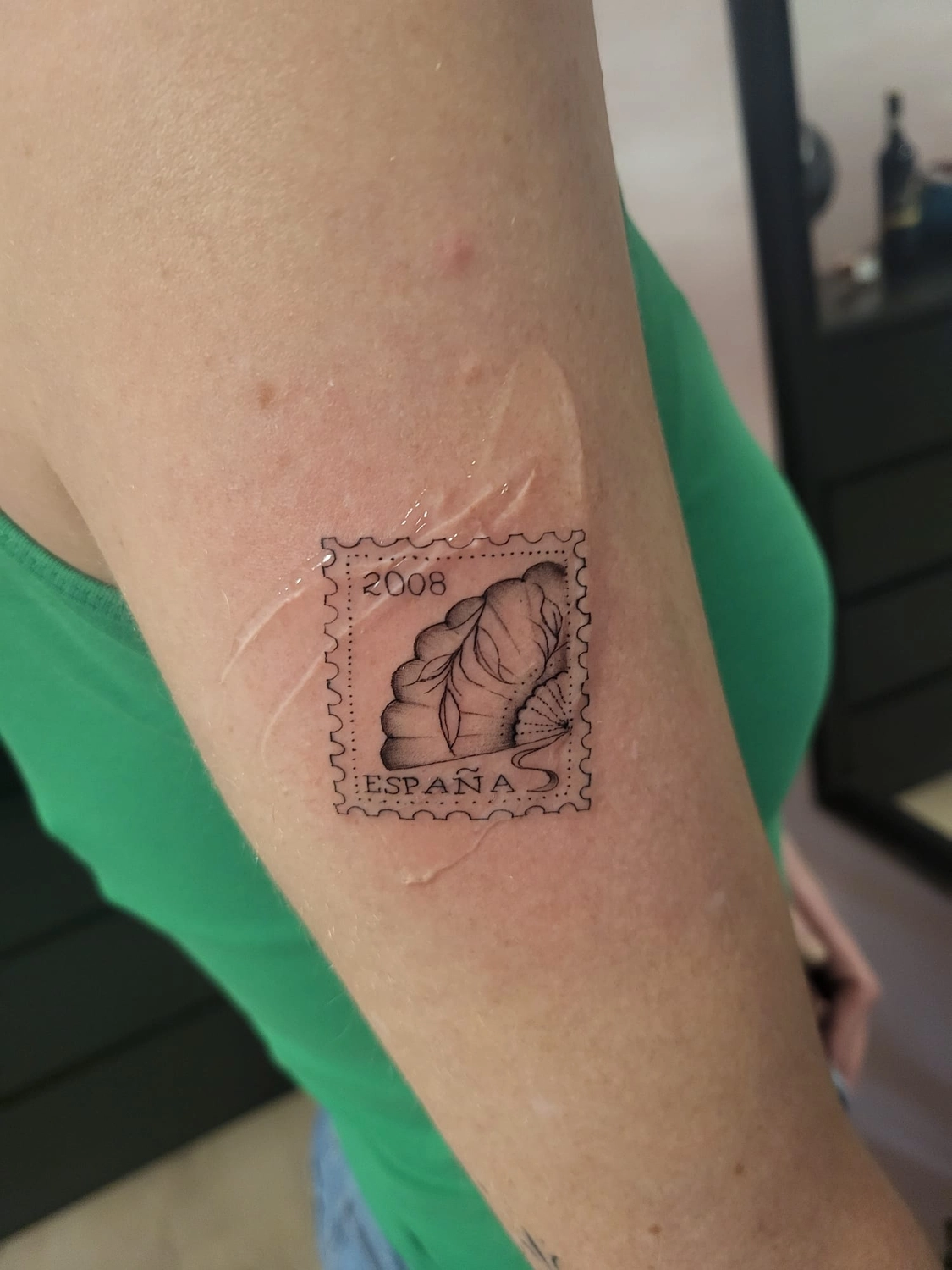 A Fleur de Peau - Professionelles Tattoo Studio - Tätowierung auf der Schulter einer Person