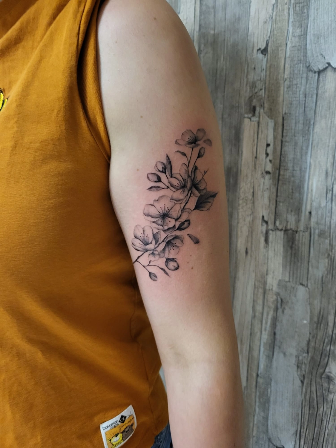 A Fleur de Peau - Professionelles Tattoo Studio - Tätowierung am Arm einer Person