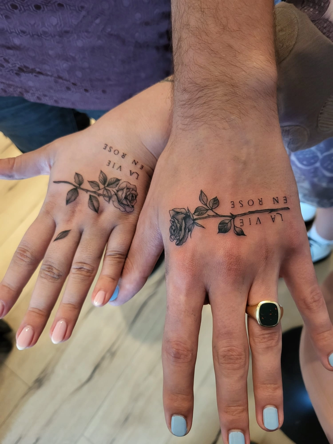 A Fleur de Peau - Professionelles Tattoo Studio - Tätowierung auf den Händen einer Person