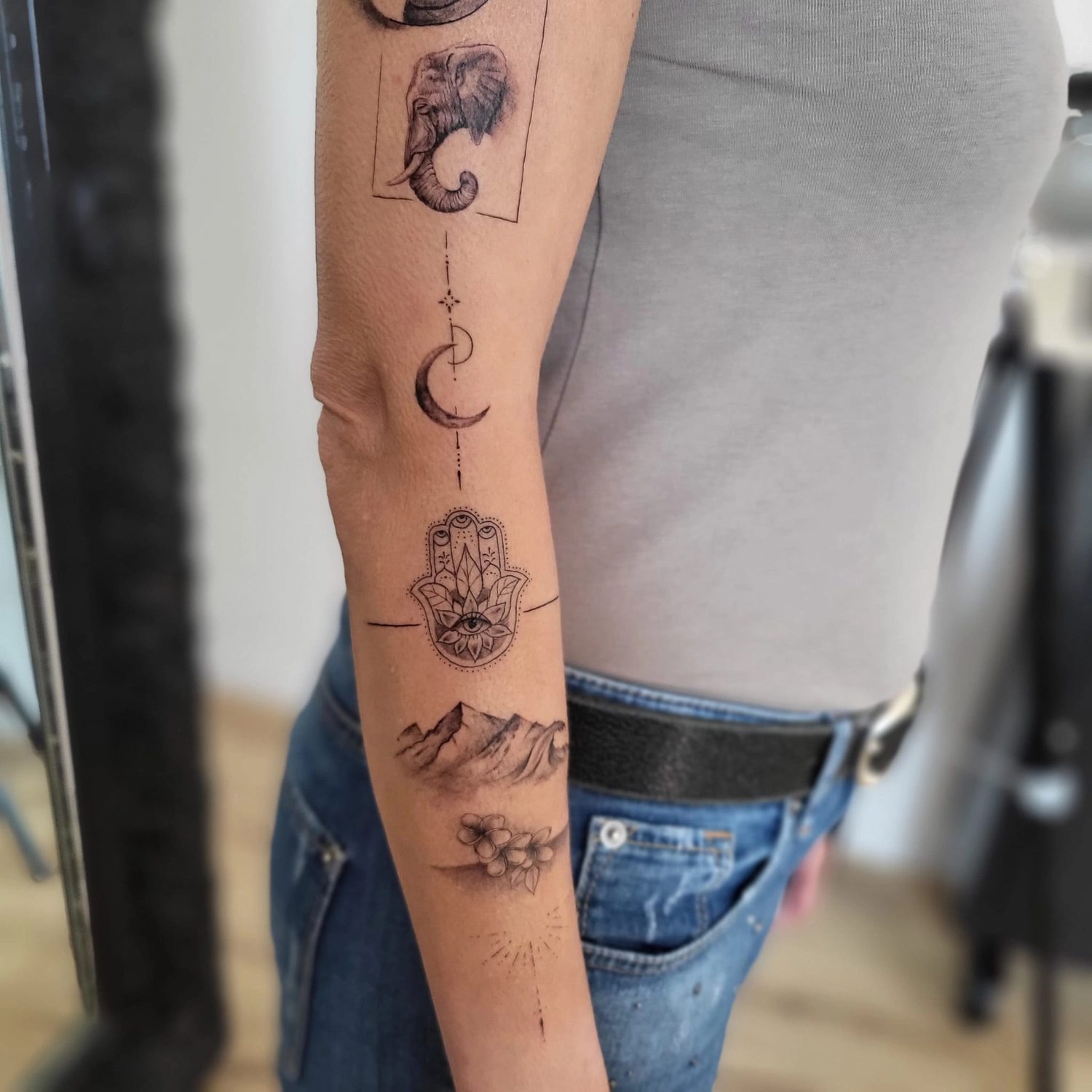 A Fleur de Peau - Professionelles Tattoo Studio - Tätowierung am Arm einer Person