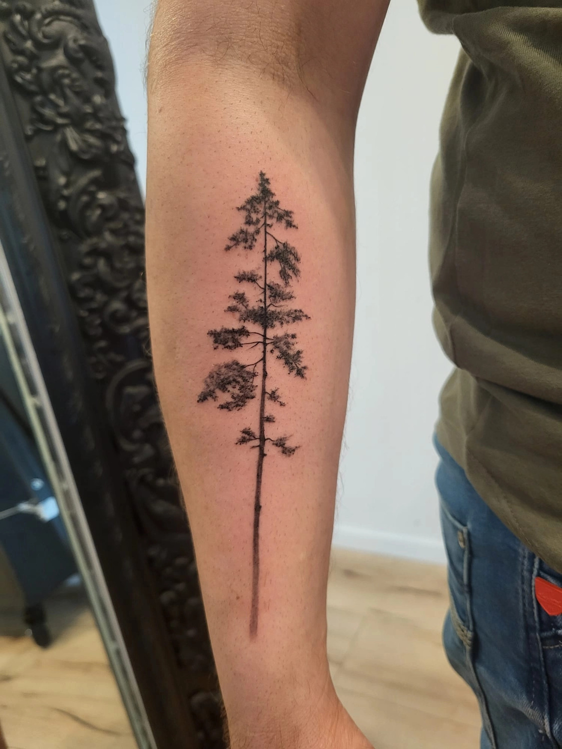 A Fleur de Peau - Professionelles Tattoo Studio - Tätowierung am Arm einer Person