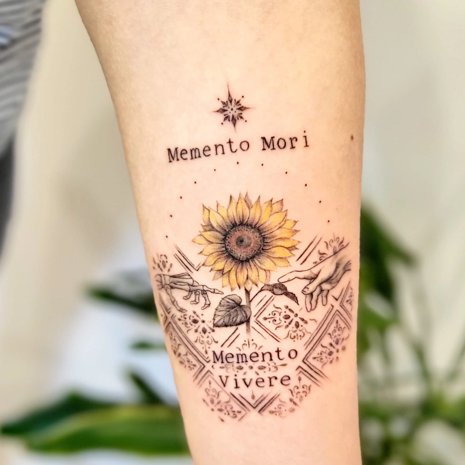 A Fleur de Peau - Professionelles Tattoo Studio - Tätowierung am Arm einer Person