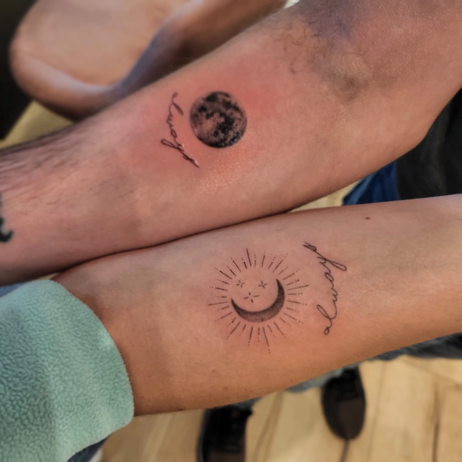 A Fleur de Peau - Professionelles Tattoo Studio - Tätowierung am Arm einer Person