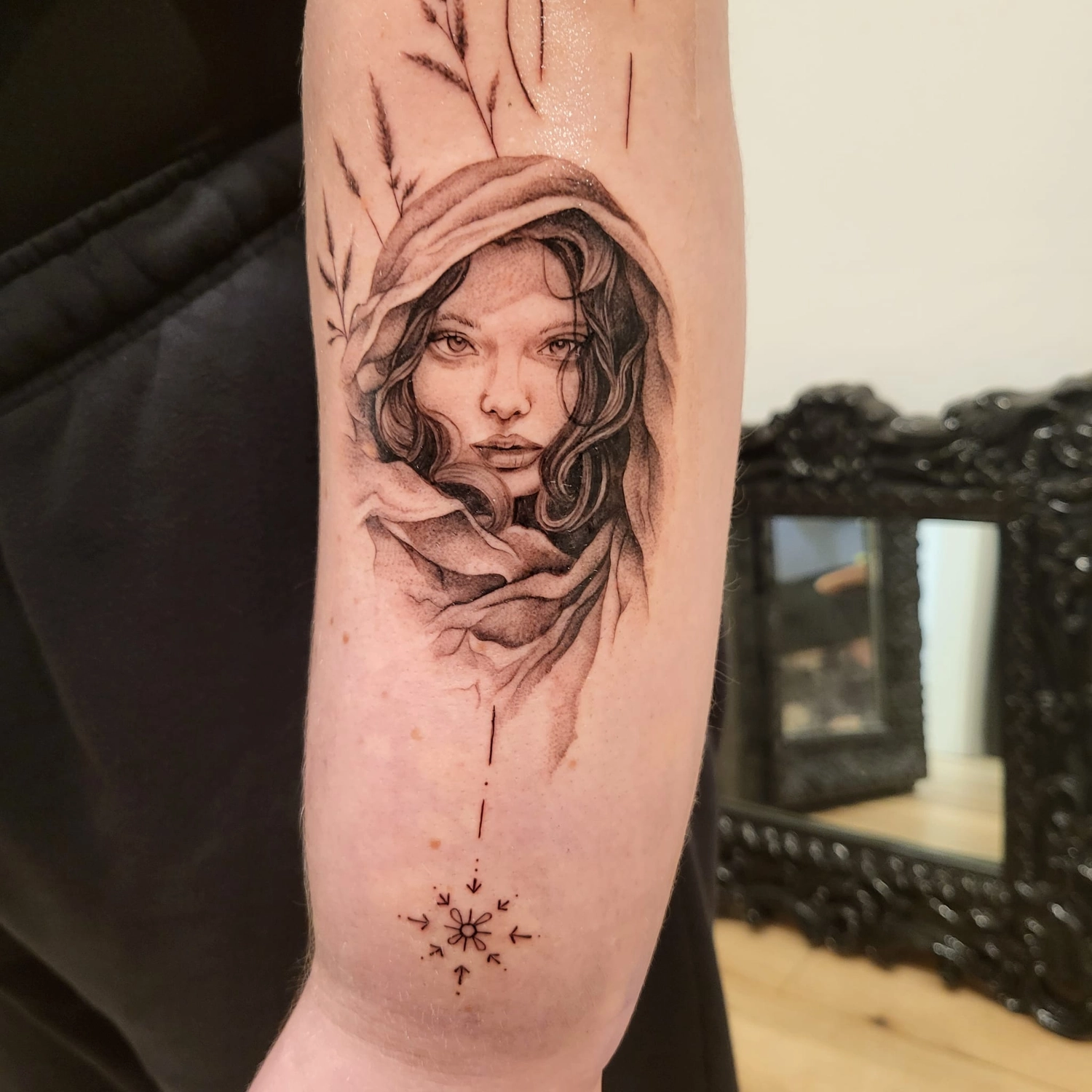 A Fleur de Peau - Professionelles Tattoo Studio - Tätowierung am Arm einer Person