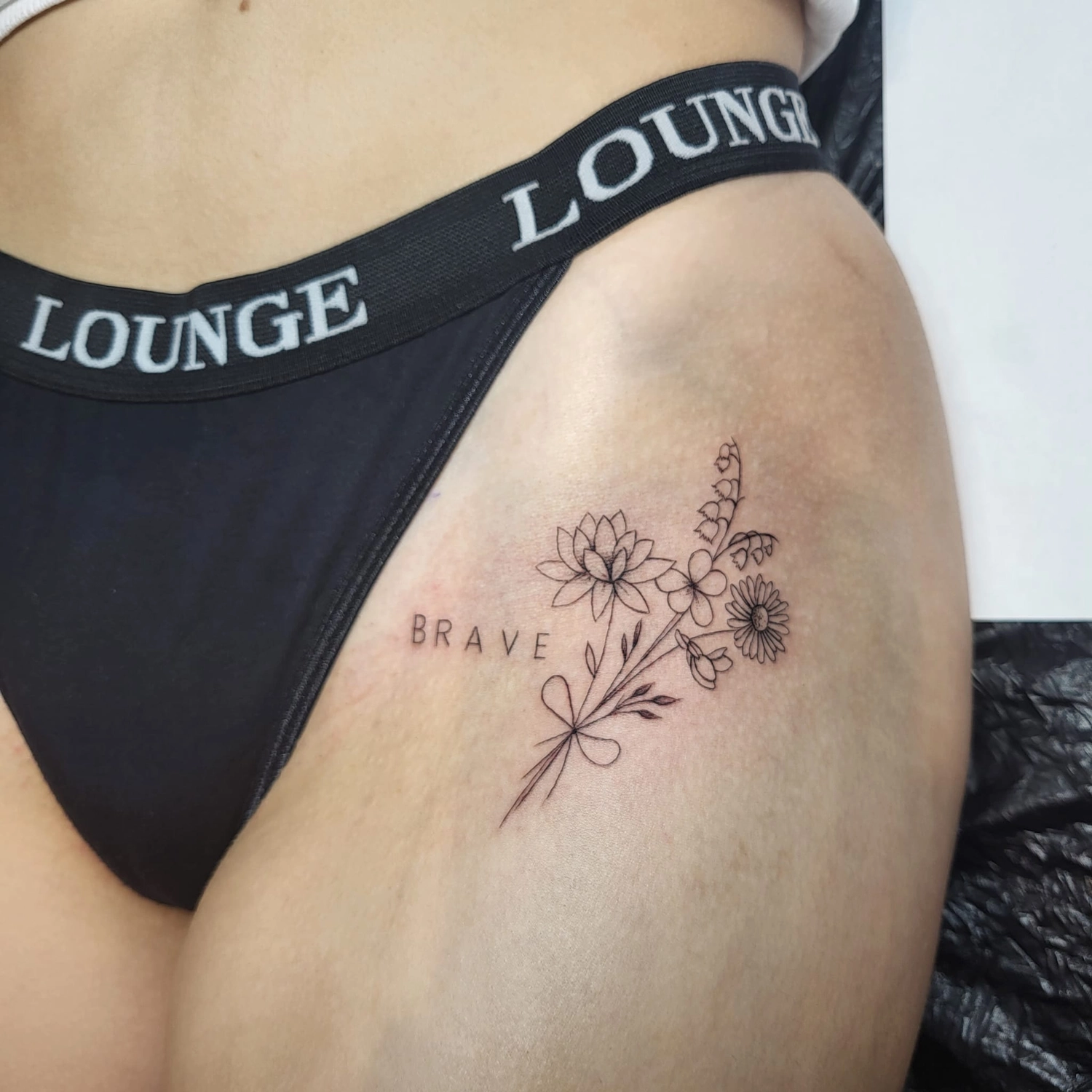 A Fleur de Peau - Professionelles Tattoo Studio - Tätowierung am Bein einer Person