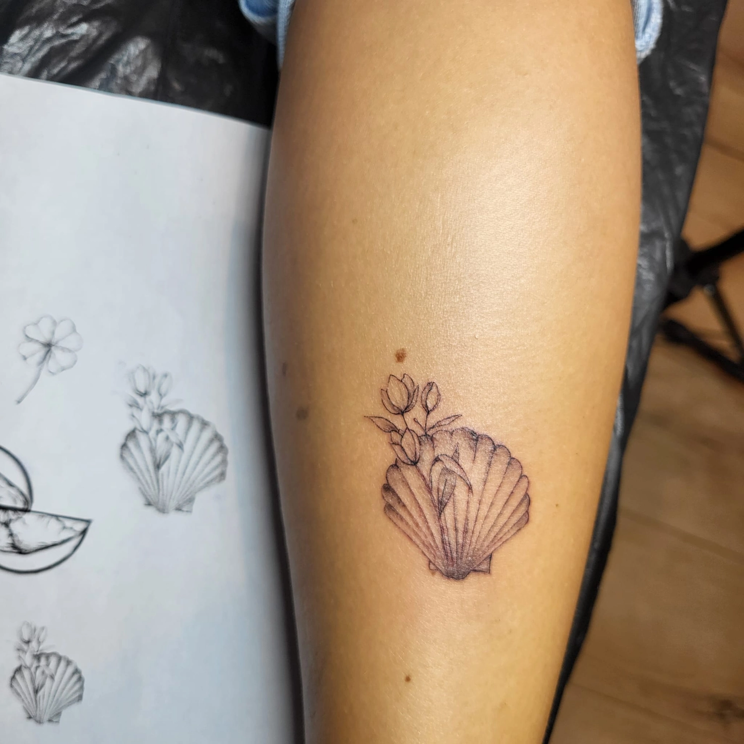A Fleur de Peau - Professionelles Tattoo Studio - Tätowierung am Arm einer Person