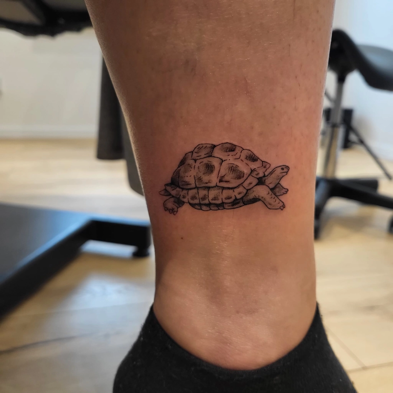 A Fleur de Peau - Professionelles Tattoo Studio - Tätowierung am Arm einer Person