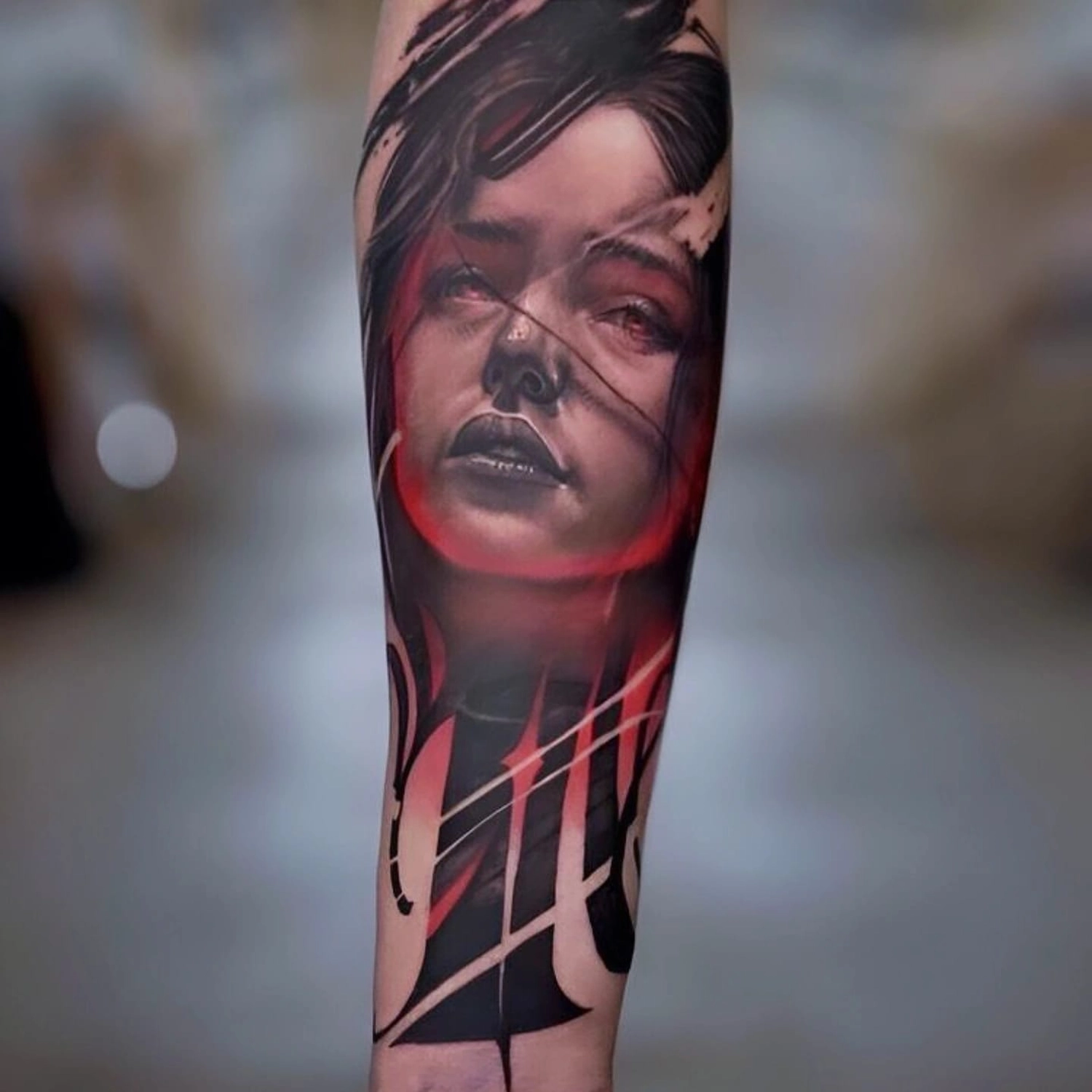 A Fleur de Peau - Professionelles Tattoo Studio - Tätowierung am Arm einer Person