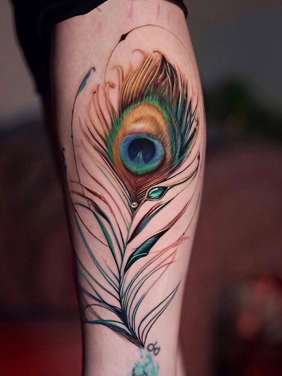 A Fleur de Peau - Professionelles Tattoo Studio - Tätowierung am Arm einer Person