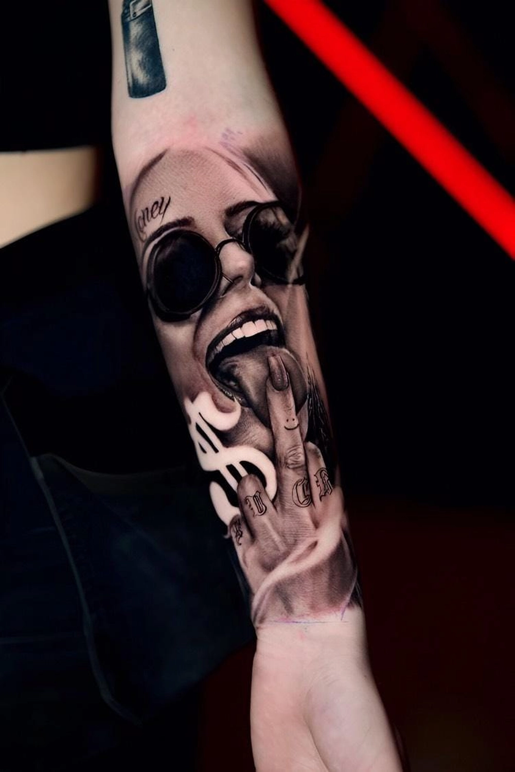 A Fleur de Peau - Professionelles Tattoo Studio - Tätowierung am Arm einer Person