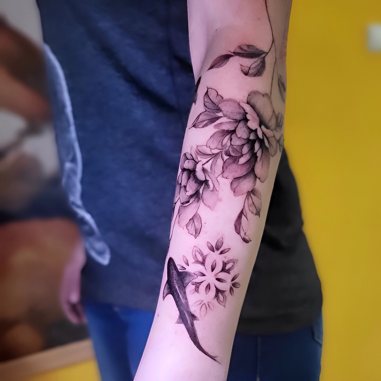 A Fleur de Peau - Professionelles Tattoo Studio - Tätowierung am Arm einer Person