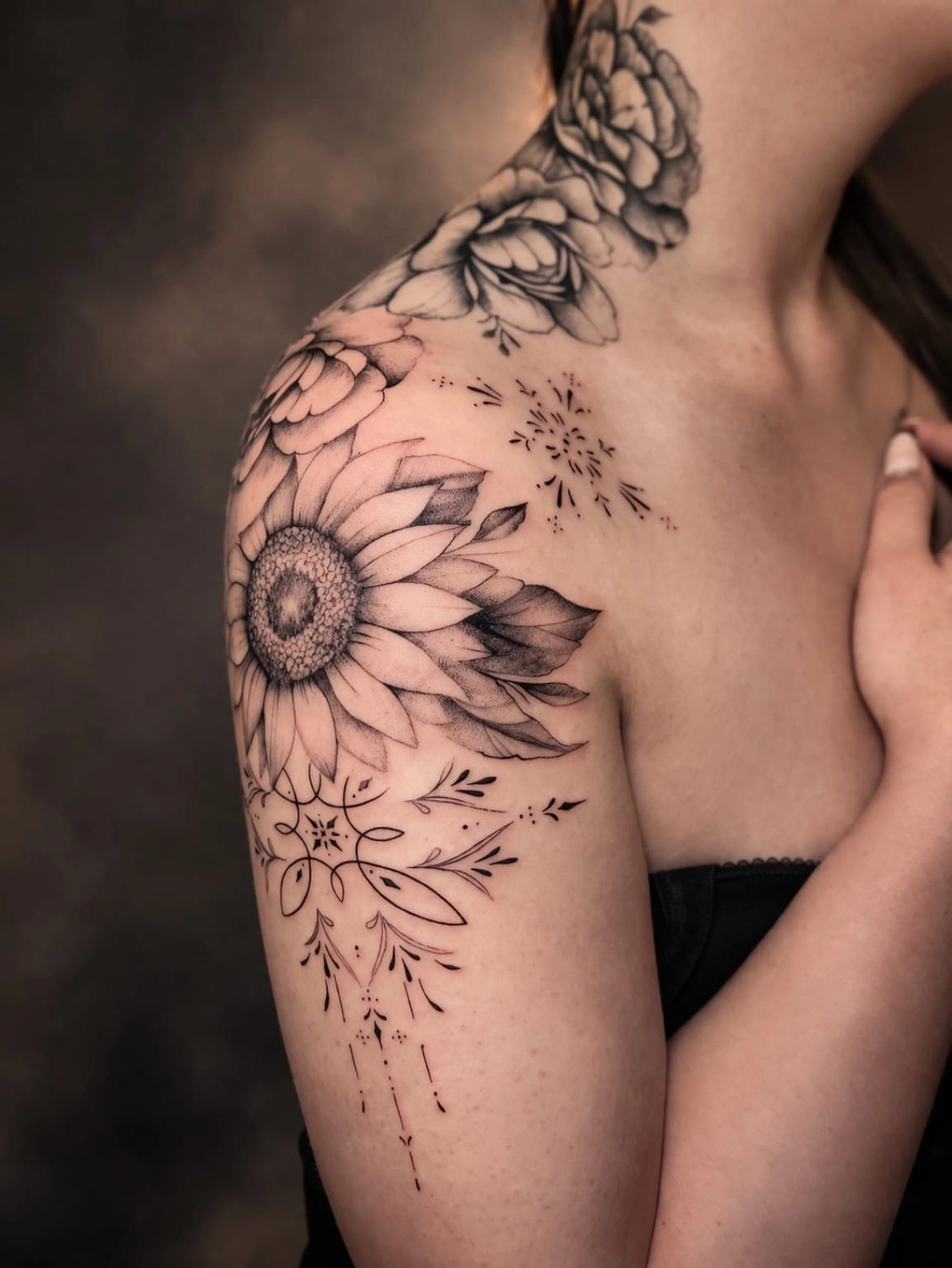 A Fleur de Peau - Professionelles Tattoo Studio - Tätowierung am Arm einer Person