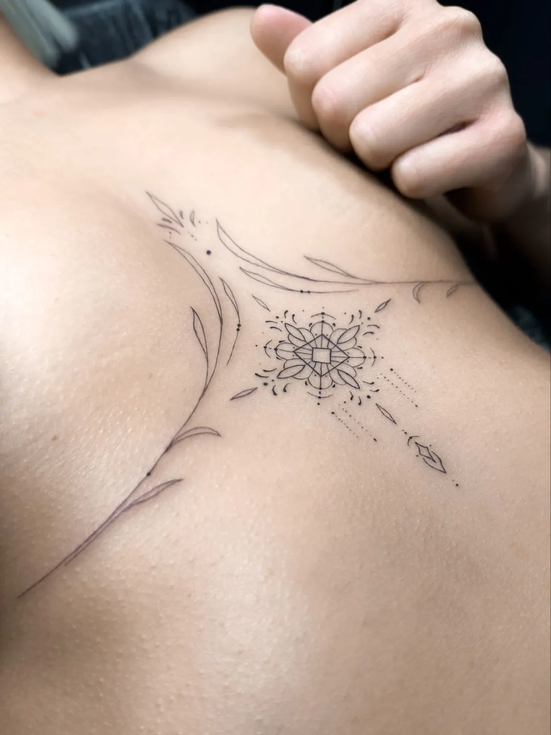 A Fleur de Peau - Professionelles Tattoo Studio - Tätowierung am Arm einer Person