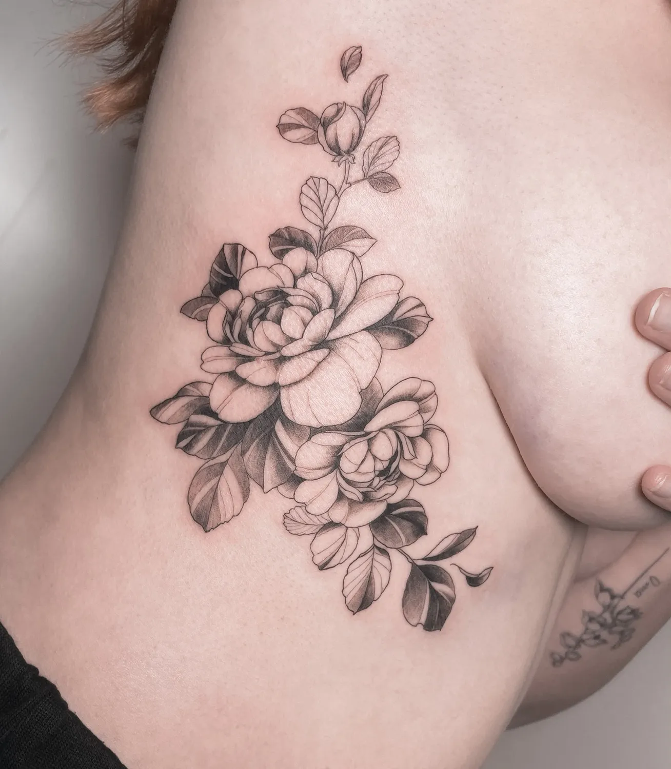 A Fleur de Peau - Professionelles Tattoo Studio - Tätowierung am Arm einer Person