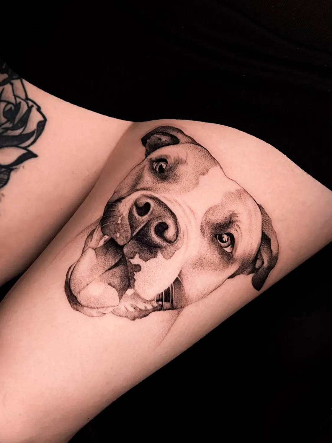 A Fleur de Peau - Professionelles Tattoo Studio - Tätowierung am Arm einer Person