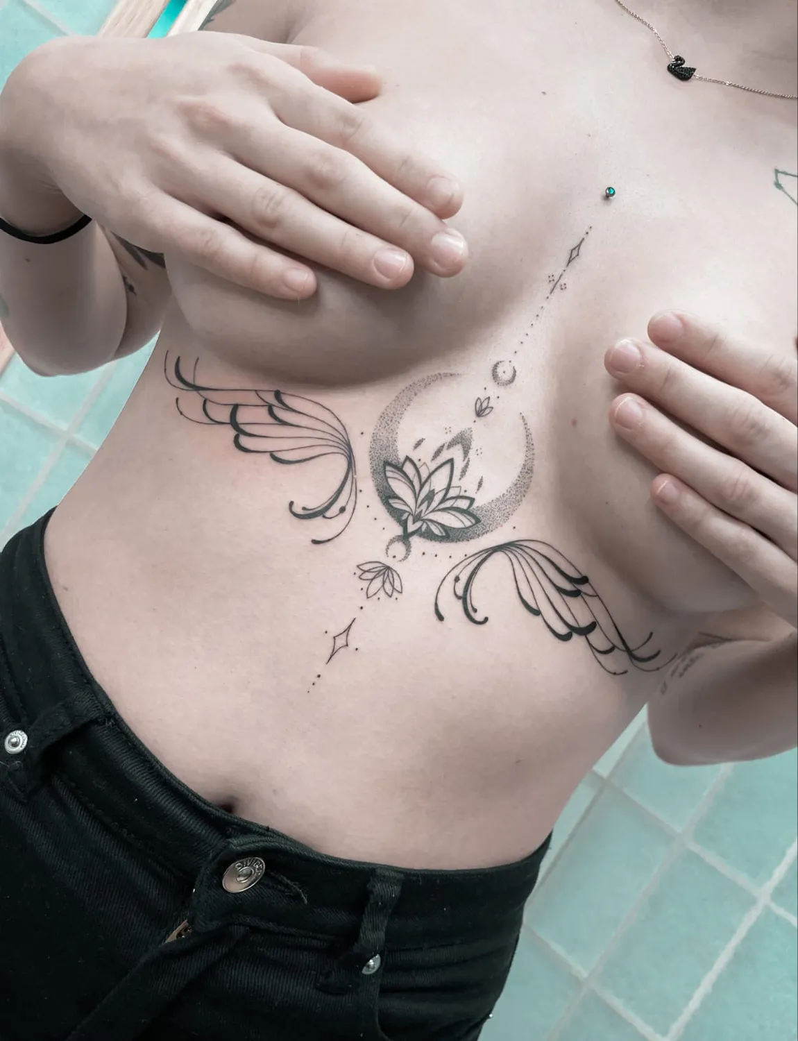 A Fleur de Peau - Professionelles Tattoo Studio - Tätowierung am Arm einer Person