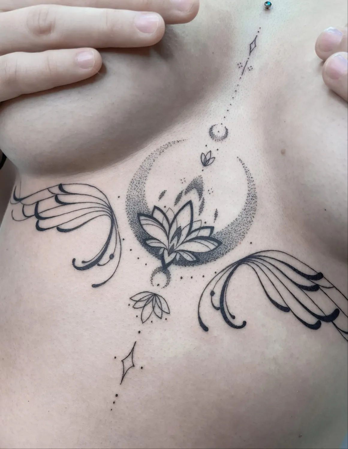A Fleur de Peau - Professionelles Tattoo Studio - Tätowierung am Arm einer Person