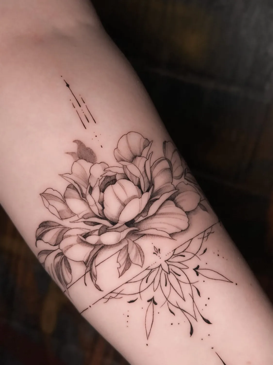 A Fleur de Peau - Professionelles Tattoo Studio - Tätowierung am Arm einer Person