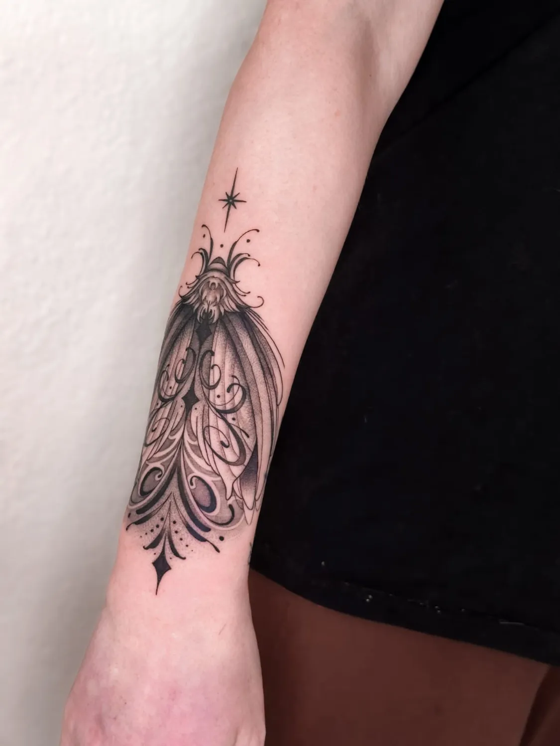 A Fleur de Peau - Professionelles Tattoo Studio - Tätowierung am Arm einer Person