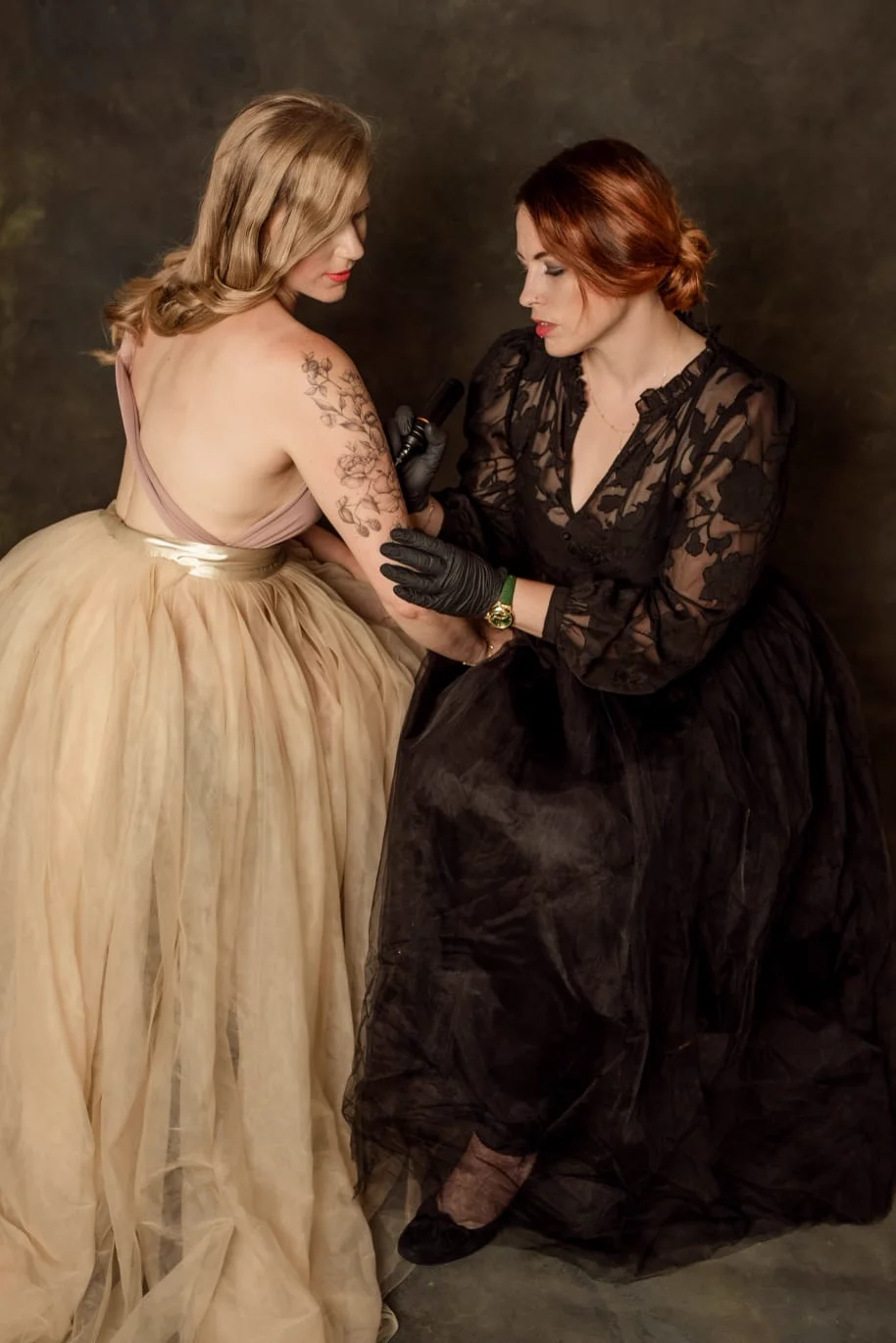 A Fleur de Peau - Professionelles Tattoo Studio - Anna tätowiert ein feines florales Motiv am Oberarm